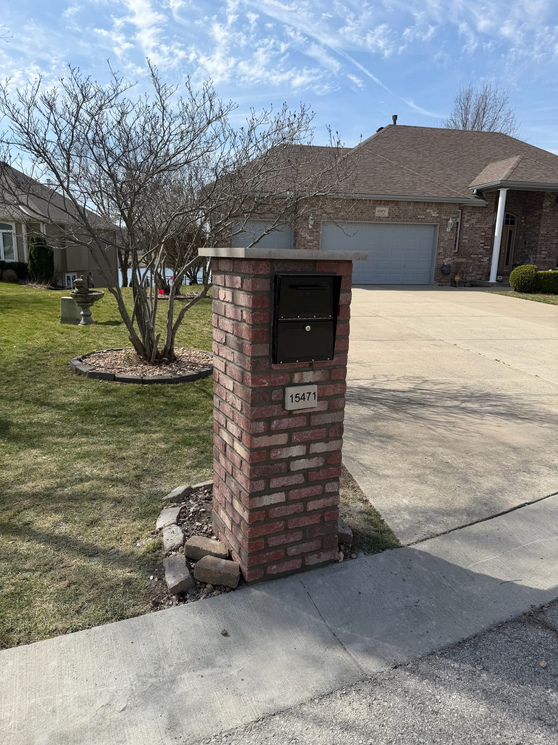 Brick mailbox (15471)