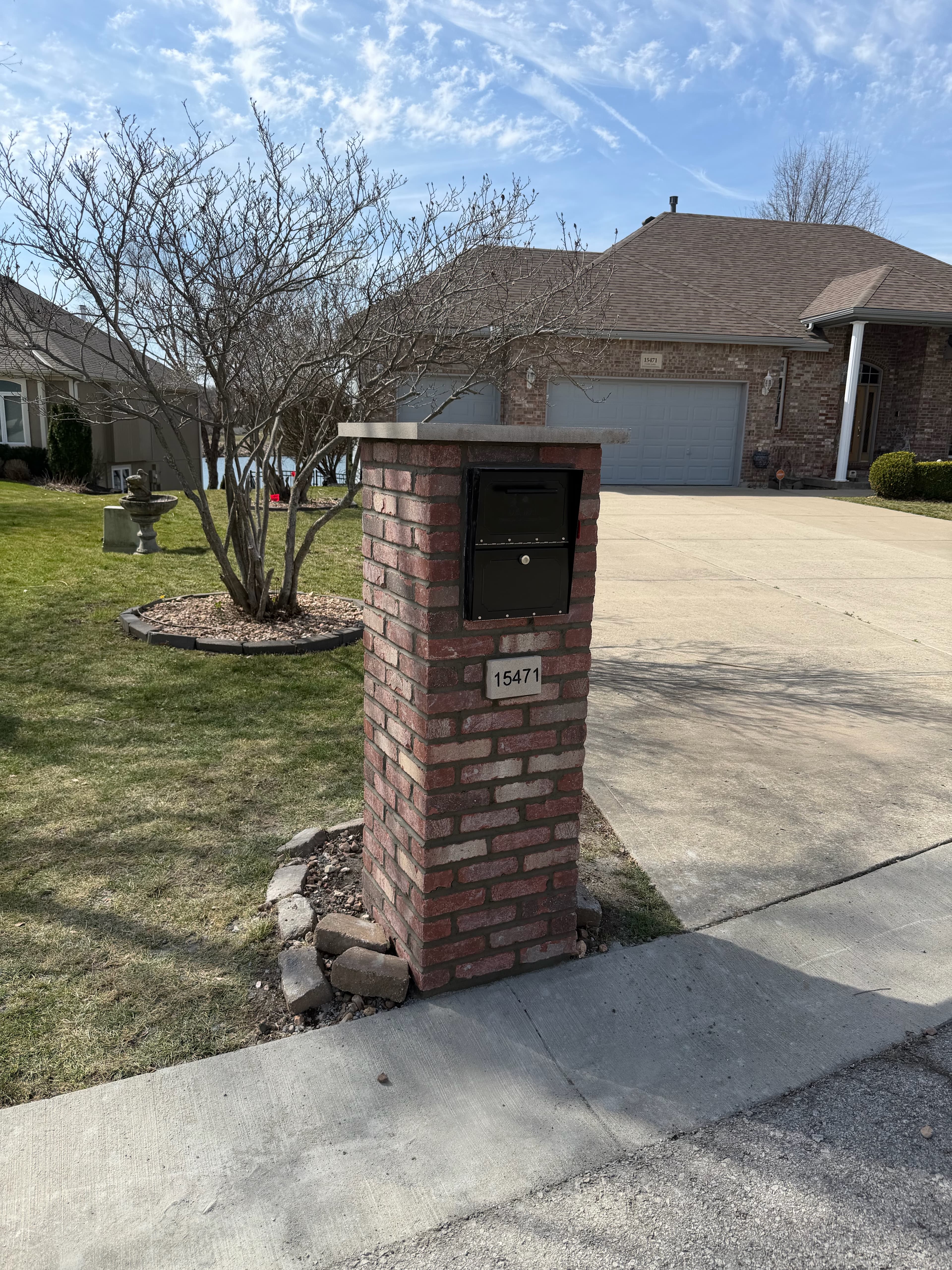 Brick mailbox (15471)